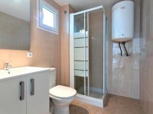 een badkamer met een douche, een toilet en een wastafel bij Magaluf Beach Duplex I Calviá I Sea view in Magaluf