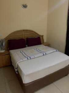 uma cama grande num quarto com uma ventoinha em SUPERSTONE LODGE em Lusaka