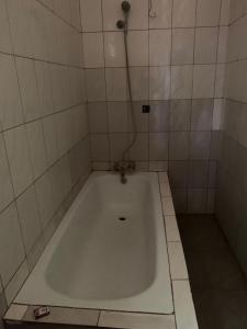 uma banheira num quarto em azulejo com em SUPERSTONE LODGE em Lusaka