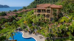 eine Luftansicht eines Resorts mit Pool in der Unterkunft Los Suenos Resort Marbella 2F by Stay in CR in Herradura