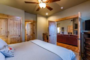 Cama ou camas em um quarto em Three Sisters Cabin at Brasada Hot Tub Resort Amenities