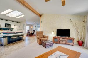 sala de estar con TV de pantalla plana sobre una mesa en Idyllic Rock Island Home with Columbia River Views, 