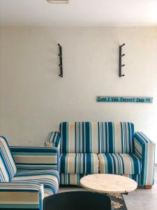 uma sala de estar com duas cadeiras e um sofá em Pousada Maresia Unique Beira Mar em Porto de Galinhas