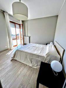 Un dormitorio con una cama y una mesa. en -Penthouse con Terrazza Panoramica -Free Parking-, en Carrara