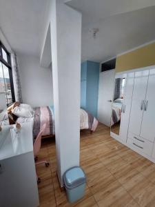 アヤクーチョにあるDisha's Home Casa Hospedajeのベッド2台と鏡が備わる客室です。
