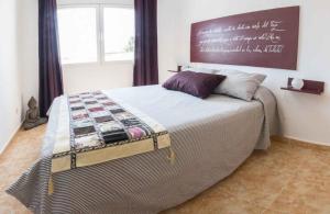 Ein Bett oder Betten in einem Zimmer der Unterkunft Charmantes Ferienhaus in Gálvez mit Grill