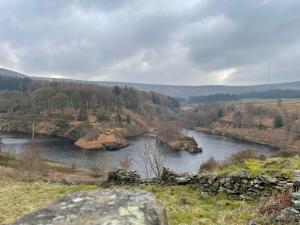 a river in the middle of a valley at The Therapy Rooms Holmfirth Holiday Let in Holmfirth