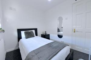 Säng eller sängar i ett rum på Large home near central London