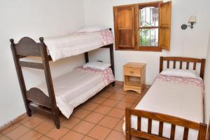 Zimmer mit 2 Etagenbetten und einem Fenster in der Unterkunft Rincon de Sueños in Tilcara