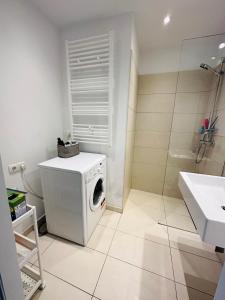 uma casa de banho com uma máquina de lavar roupa e um lavatório em Double Floor Apartment em Viena