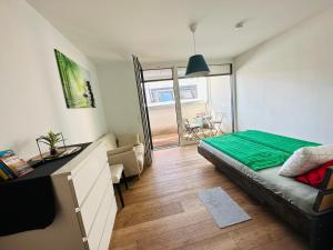 - une chambre avec un lit et un salon dans l'établissement Double Floor Apartment, à Vienne