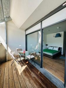 - une chambre avec une table et des chaises dans l'établissement Double Floor Apartment, à Vienne
