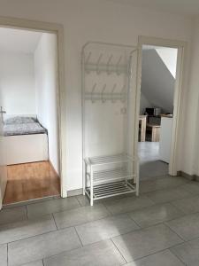 um quarto com um frigorífico branco e uma prateleira em Messezimmer nahe Flughafen direkte Verbindung Messe em Langenhagen