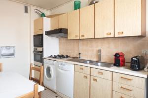 a kitchen with a sink and a washing machine at Lovely 66 m 2 steps from the city center in Boulogne-Billancourt