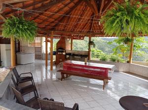 eine große Terrasse mit Billardtisch und Grill in der Unterkunft Casa de Campo Domingos Martins in Domingos Martins