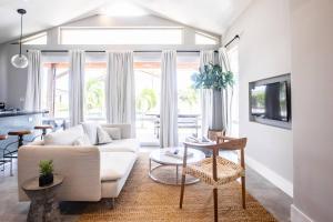uma sala de estar com um sofá branco e uma mesa em Steps From Ocean Couple's Getaway Private Villa em Playa Venao