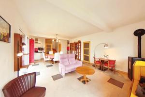 a living room with a couch and a table at Maison de vacances, chaleureuse, avec sauna in Santec