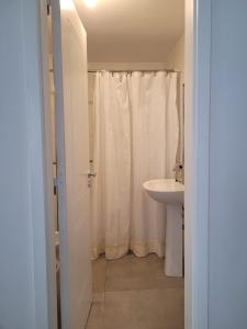 Koupelna v ubytování Acogedora habitación para mujeres viajeras