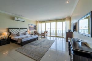 a bedroom with a bed and a living room at منتجع الوفاء درة العروس للعائلات فقط in Durat Alarous