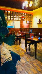 un restaurante con mesas y sillas en una habitación en Hostel Sillustani Inn Puno, en Puno