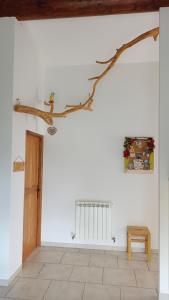 una habitación con una rama de árbol en la pared en gite du bois doré, en Les Vignères