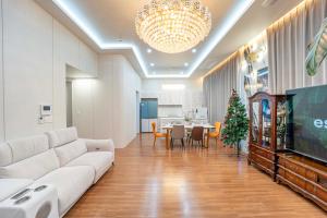 ein Wohnzimmer mit einer weißen Couch und einem Weihnachtsbaum in der Unterkunft Boutique hotel with outdoor barbeque #pet friendly in Incheon