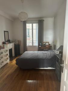 1 dormitorio con cama, escritorio y ventana en Sarah house, en París