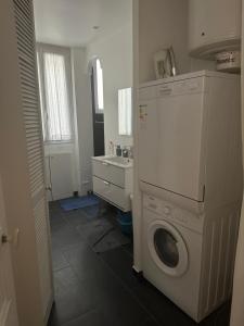 lavadero con lavadora y fregadero en Sarah house, en París