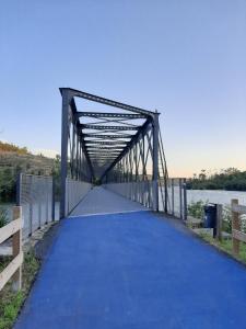 un puente sobre un río con una carretera en Quintinha do Rio, en Treixedo