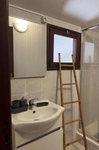 baño con lavabo, espejo y escalera en Quintinha do Rio, en Treixedo