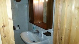 bagno con lavandino e mobile in legno di Agriturismo Pietro Falcone a Celico