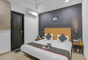 - une chambre avec un grand lit dans l'établissement OYO Townhouse 475 Nangal Raya Pankha Road, à New Delhi