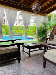 uma sala de estar com duas mesas e uma piscina em LA ERMITA "Antigua casa de Cantinflas" em San Miguel de Allende
