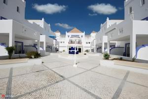 a courtyard of a building with white buildings at Quinta Velha 22 in Tavira