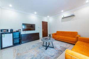 uma sala de estar com um sofá e uma mesa em منتجع الوفاء درة العروس للعائلات فقط em Durat Alarous