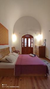 1 dormitorio con 1 cama grande y suelo de madera en The Green House, en Hurghada