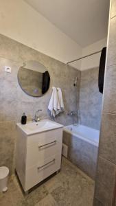 卡斯特尔·斯塔费力克Apartman Dobrić的带水槽、镜子和浴缸的浴室 更多14张照片