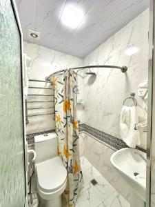 y baño con aseo y lavamanos. en MIRKA HOTEL LUX, en Samarkand