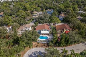 una vista aérea de una casa con piscina en Great 6BR for All Ages Heated Pool 5 Min to Beach, en Seminole