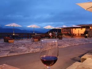 een glas wijn zittend op een tafel bij Casa Lamadrid in Cahecho