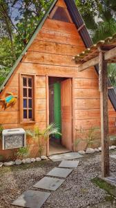 um pequeno chalé de madeira com uma porta verde em Casarão Hostel e Pousada em Abraão