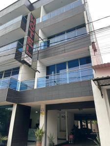 um edifício com um sinal na lateral em HOTEL PALMA ROJA em Granada