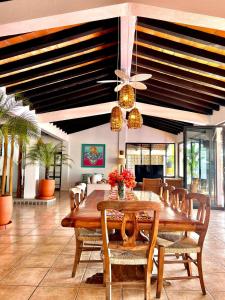 comedor con mesa de madera y sillas en Beachfront Villa en Rincon de Guayabitos