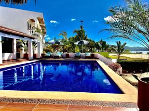 una piscina frente a una casa en Beachfront Villa en Rincón de Guayabitos