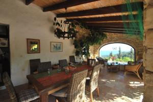 comedor con mesa de madera y sillas en Villa Condesa en Pedramala