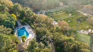 una vista aérea de una casa con piscina en Domaine du Manouiyé by Time Off Collection, en Gassin