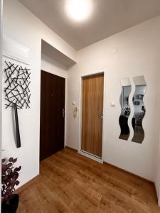 una camera con due sculture sul muro di Apartman “Timravy” a Martin