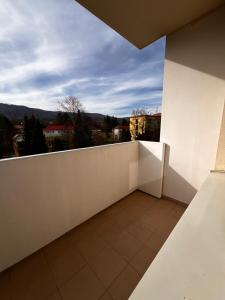 balcone con parete bianca e vista di Apartman “Timravy” a Martin