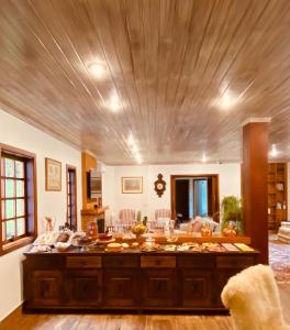 uma grande cozinha com uma grande ilha num quarto em Tília Pousada de Charme em Campos do Jordão