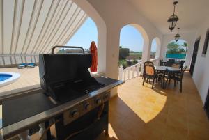 cocina y comedor con mesa y bañera en Villa Luna en Catral